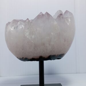 Geoda Semipulida de Cuarzo Lavanda en Base.