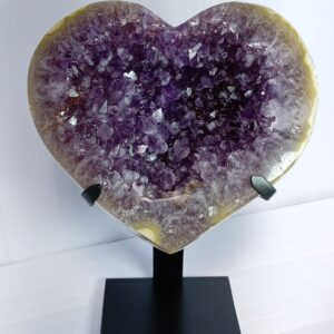 Corazón de Amatista Púrpura Profunda sobre Matriz de Ágata