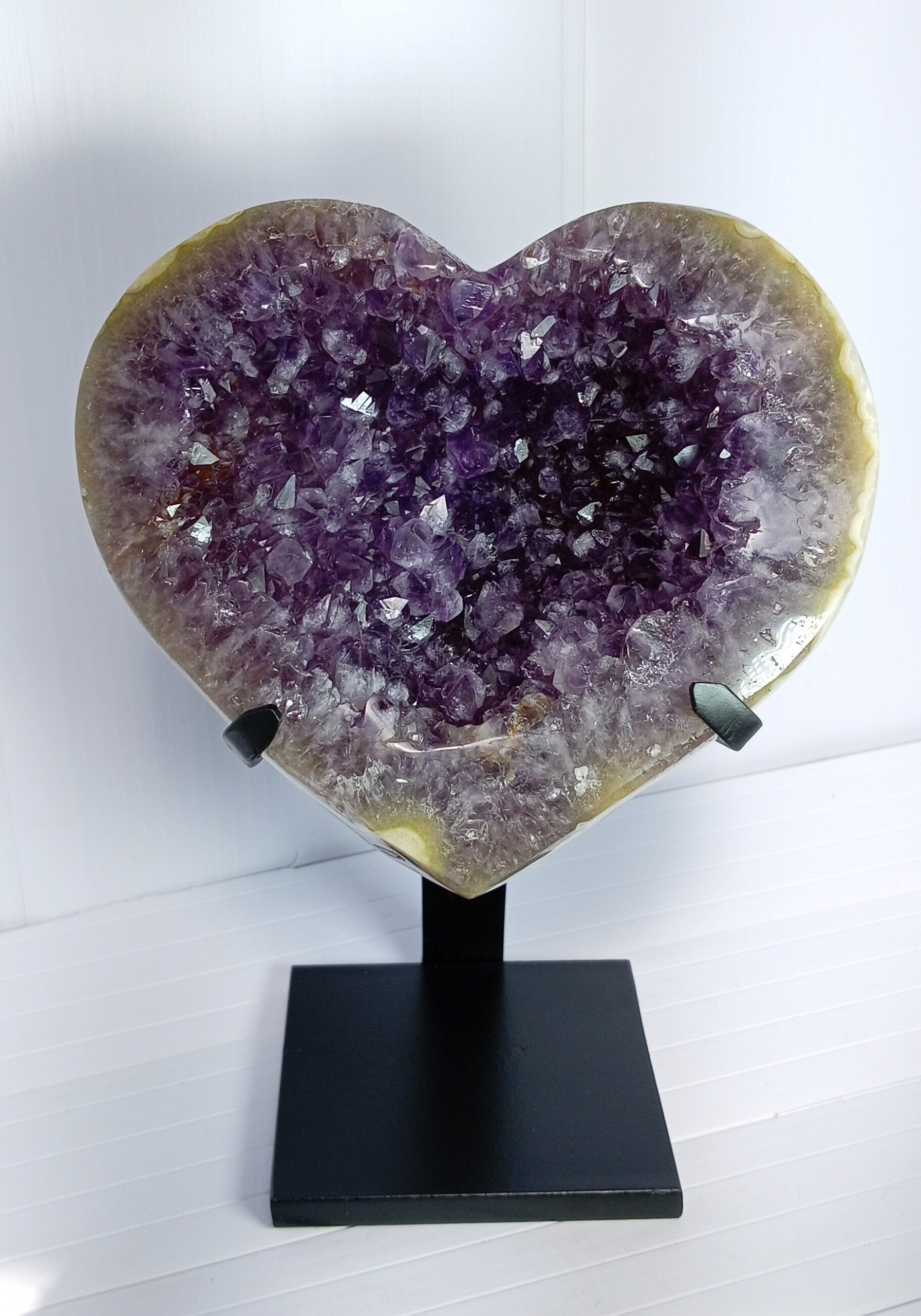 Corazón de Amatista Púrpura Profunda sobre Matriz de Ágata