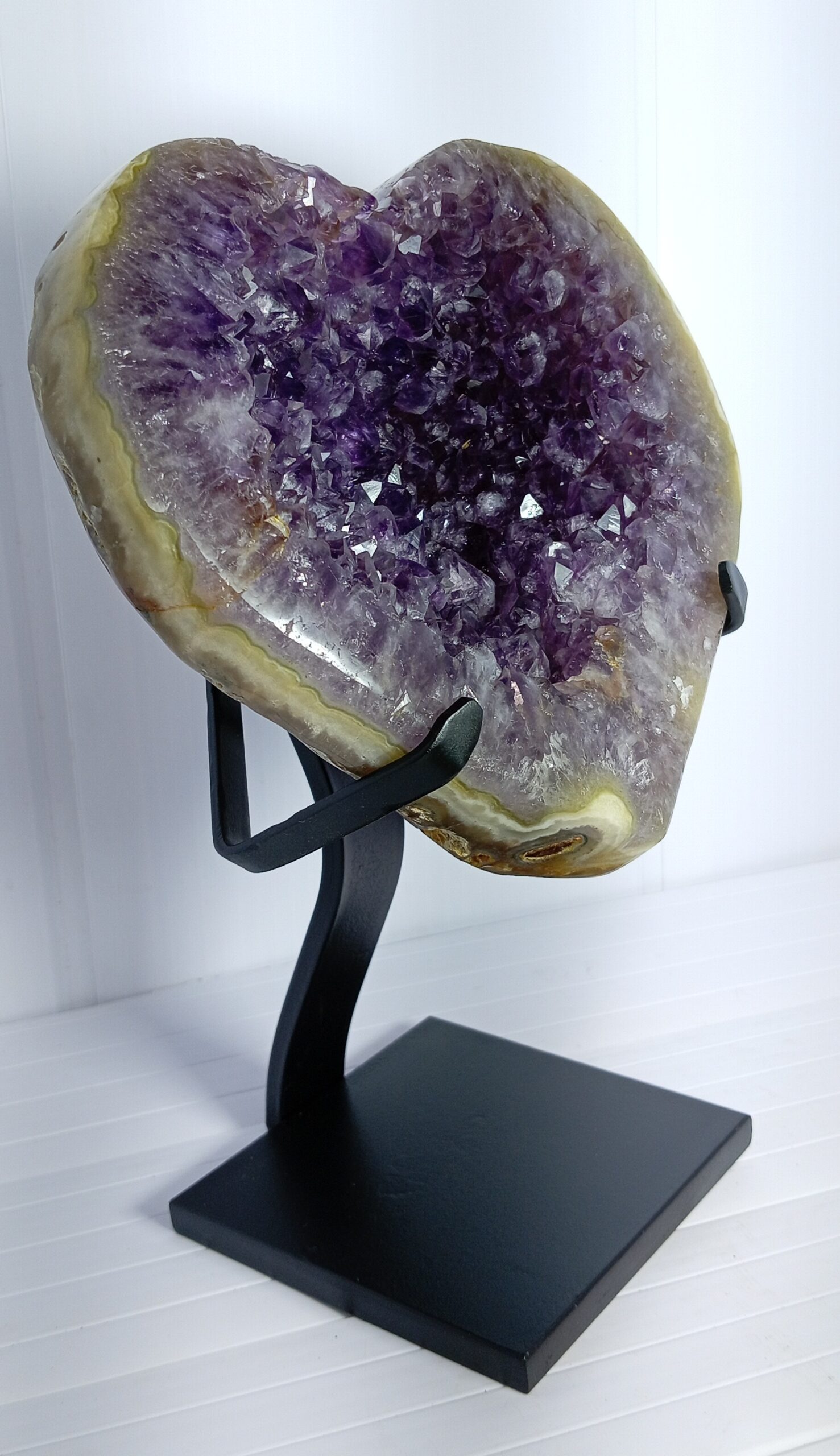 Corazón de Amatista Púrpura Profunda sobre Matriz de Ágata - Imagen 4